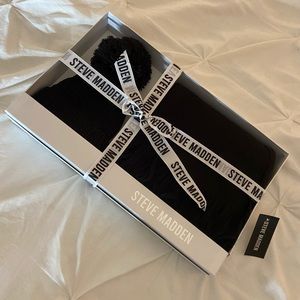 Steve Madden: Black Pom Yarn Hat and Scarf Set